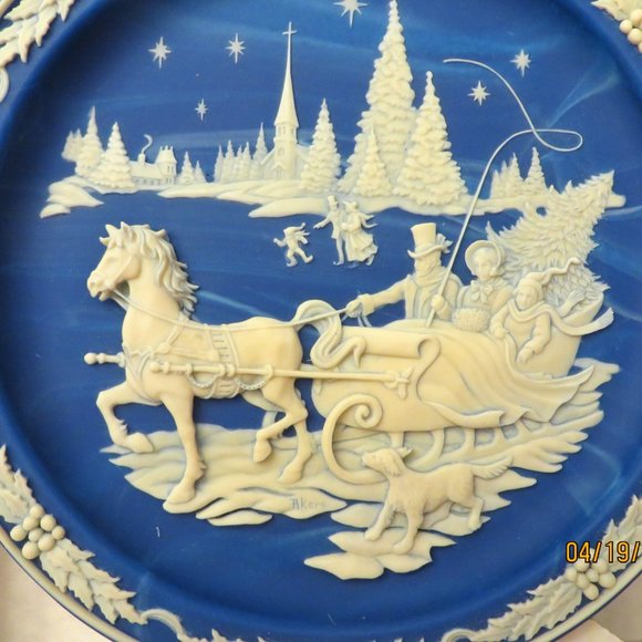 NEW! BEAUTIFUL Cameo Collectible Plate "Home with the Tree" -R Akers - Picture 3 of 5